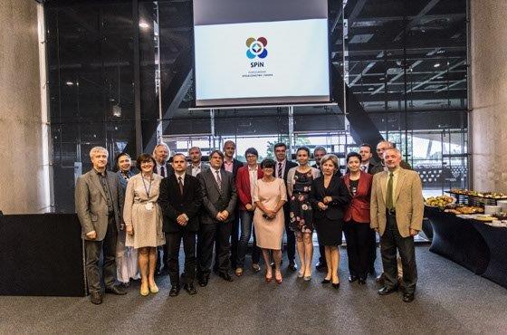 Na zdjęciu przedstawiciele Rady SPiN z minister Joanną Kluzik-Rostkowską.