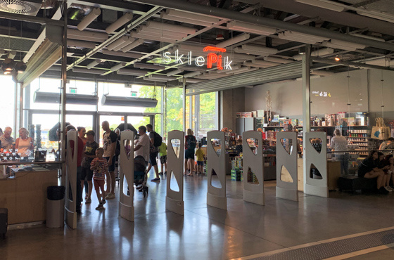 Sklepi Pi w Koperniku zaraz za bramkami