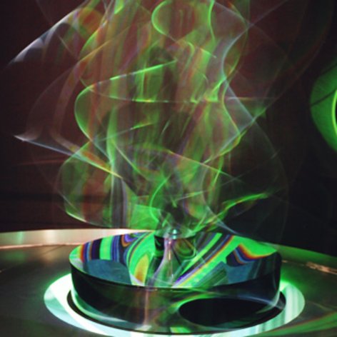 Zdjęcie eksponatu w kolorowym świetle 