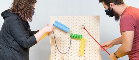 Dwie osoby układają Niesamowitą Maszynę