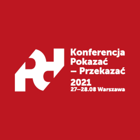 Czerwona kwadratowa plansza z białym logo konferencji pośrodku oraz białym napisem obok (nazwą konferencji oraz jej miejscem i datą)
