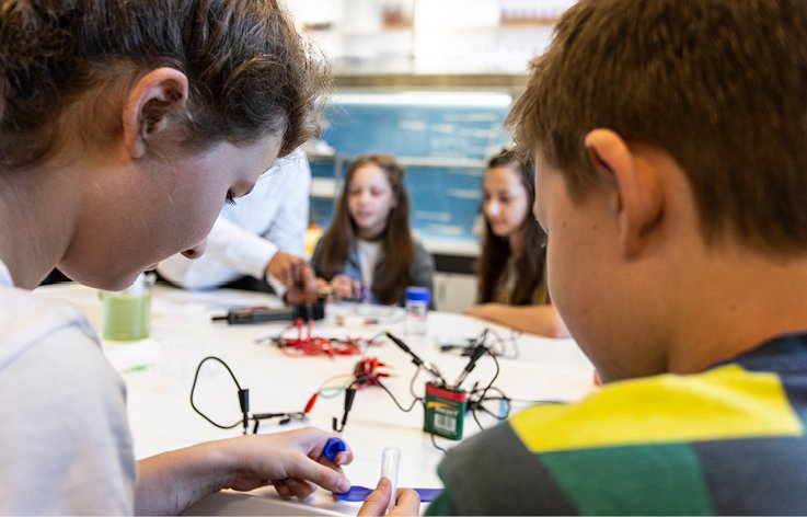 Uczniowie w trakcie eksperymentów z modułu WODA