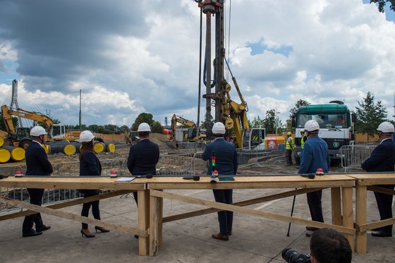 Na zdjęciu prezydent Warszawy oraz dyrektor CNK wciskający specjalnie guziki na oficjalnym otwarciu budowy.
