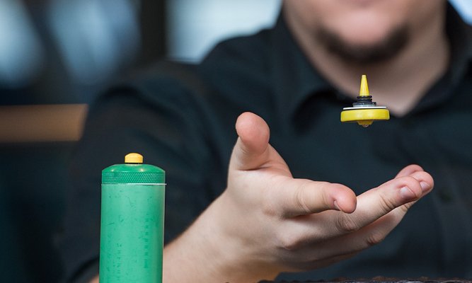 Na zdjęciu widać rękę animatora z magnetycznym bączkiem