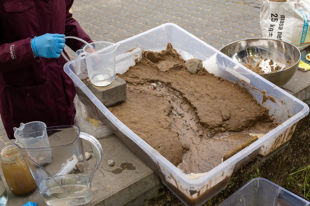 Pojemnik wypełniony betonem