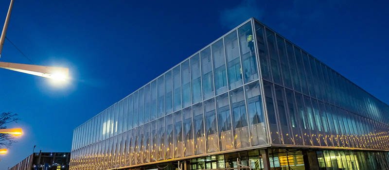 Zdjęcie budynku PPK wieczorem.