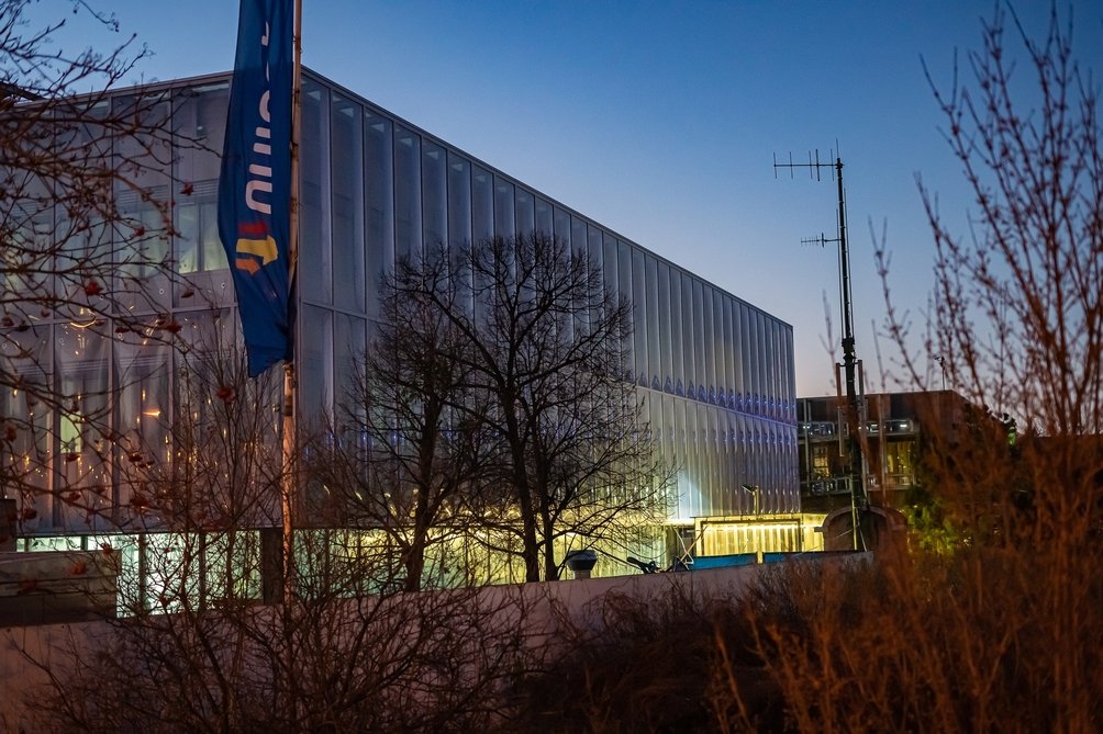 Zdjęcie nowego budynku Kopernika w zachodzącym słońcu