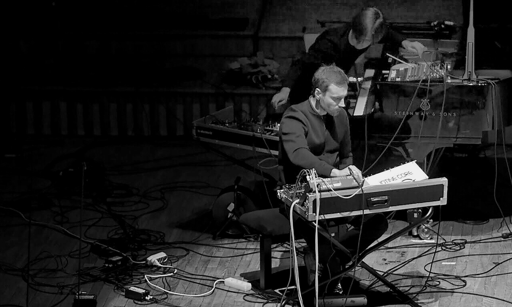 Czarno-białe zdjęcie artysty na scenie