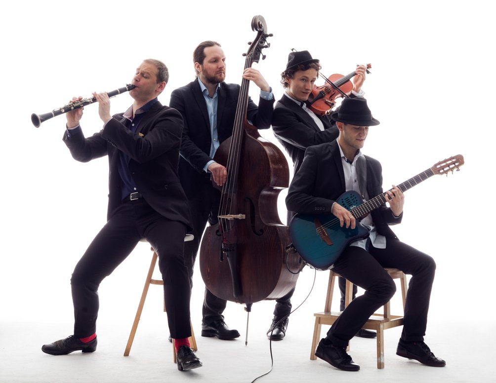 Zespół czterech mężczyzn z instrumentami