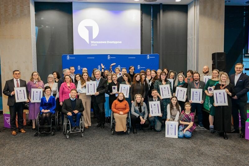 Na zdjęciu wszyscy laureaci nagród.