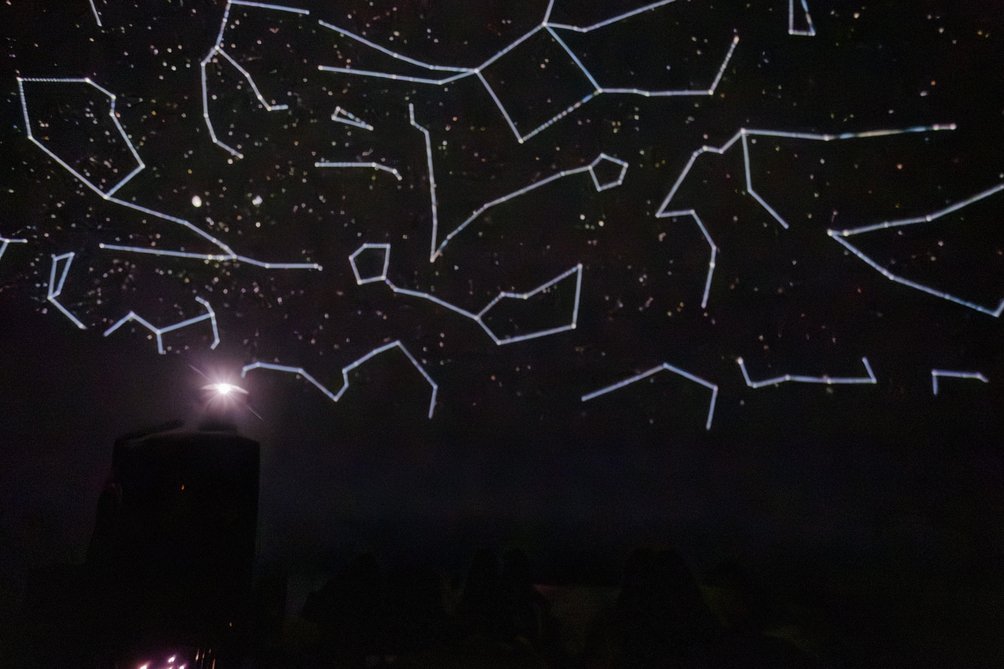 Widok kopuły planetarium, wyświetlane są gwiazdozbiory.