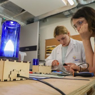 Niebieska lampka świeci