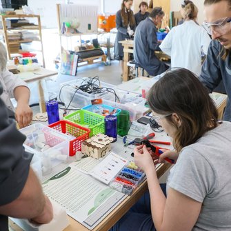 Praca ludzi z kablami przy stole