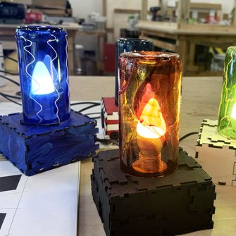 Kolorowe lampki ze słoików na stole