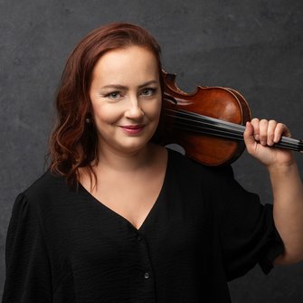 Artystka trzyma skrzypce