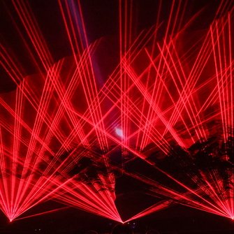 czerwone światła laserów na kopule Planetarium