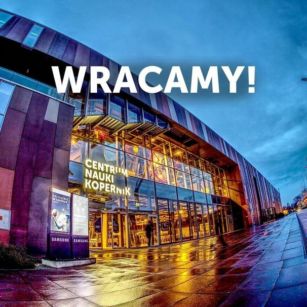 Budynek Kopernika w tle, na nim napis WRACAMY