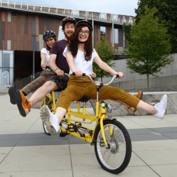 Troje ludzi na rowerze