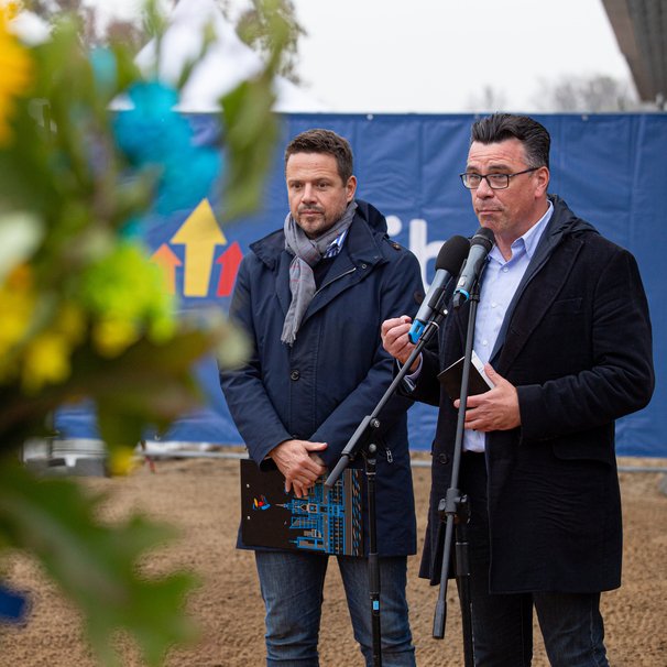 Prezydent Warszawy i dyrektor Kopernika w czasie wieszania wiechy na nowym budynku Kopernika