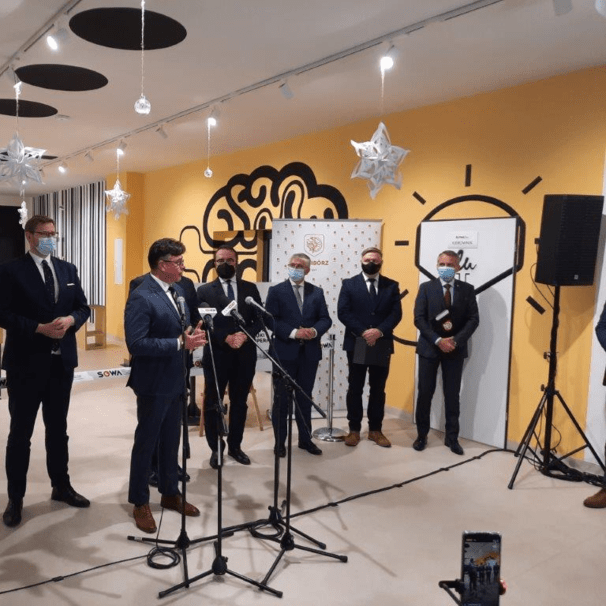 Dyrektor CNK oraz przedstawiciele rządu na otwarciu SOWY w Raciborzu