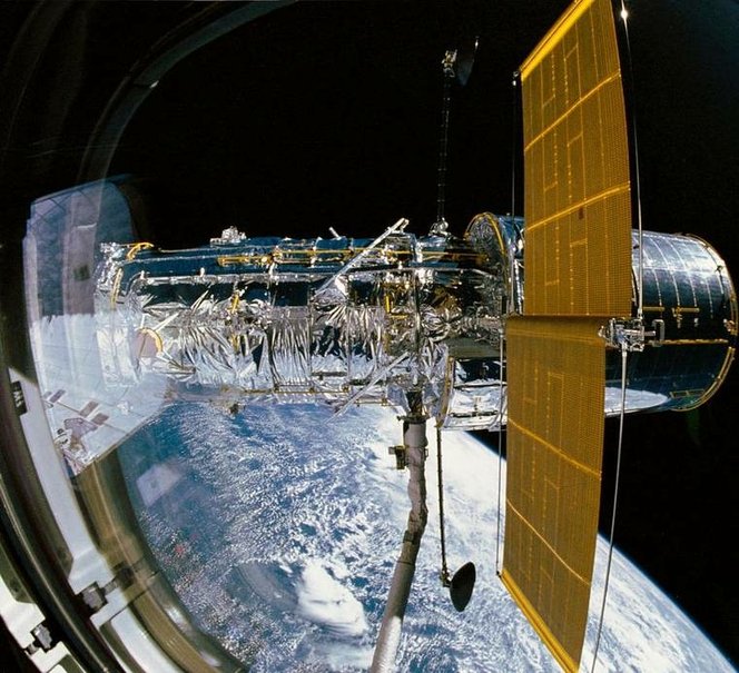 Widok elementu satelity a w tle Ziemia