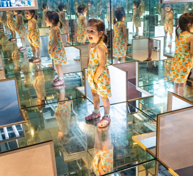 Szklany eksponat i ludzie w nim