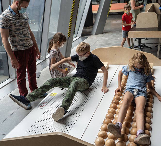 Dzieci leżące na eksponacie Łoże Fakira