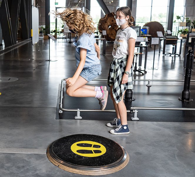 Dzieci przy eksponacie w Strefie Eksperymentowania