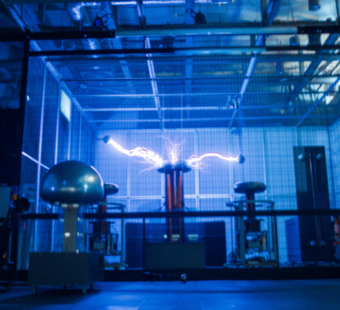 Wnętrze Teatru Wysokich Napięć podświetlone na niebiesko.