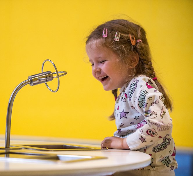 Uśmiechnięta dziewczynka przed mikrofonem