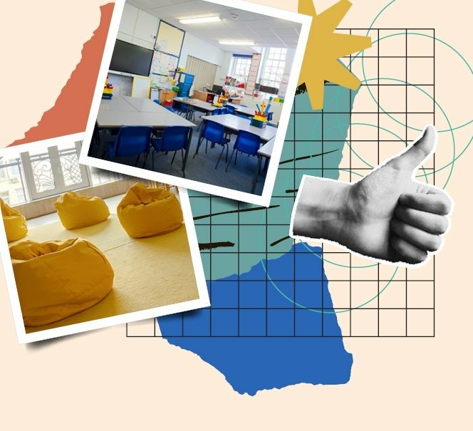 kciuk w górę, w tle klasa szkolna