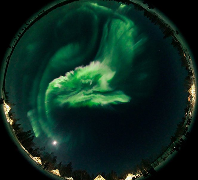  Zorza polarna przypominająca rozciągniętą chmurę, uchwycona z perspektywy sferycznej na tle nocnego nieba.