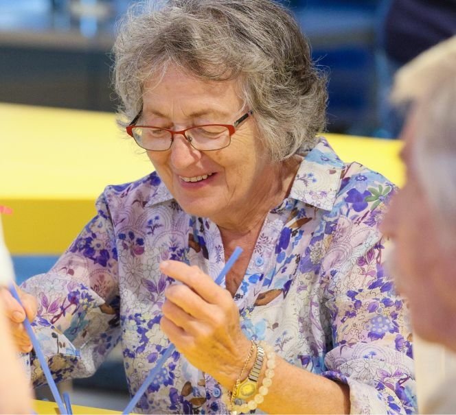 Uśmiechnięta starsza kobieta.