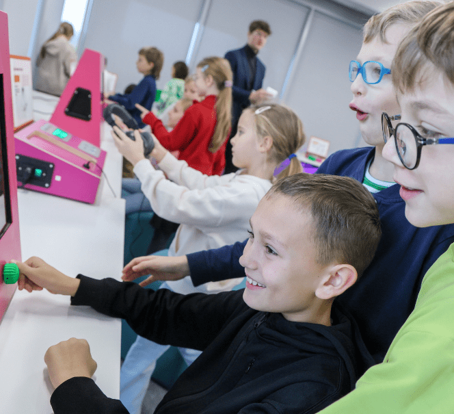 Roześmiane dzieci przy eksponacie